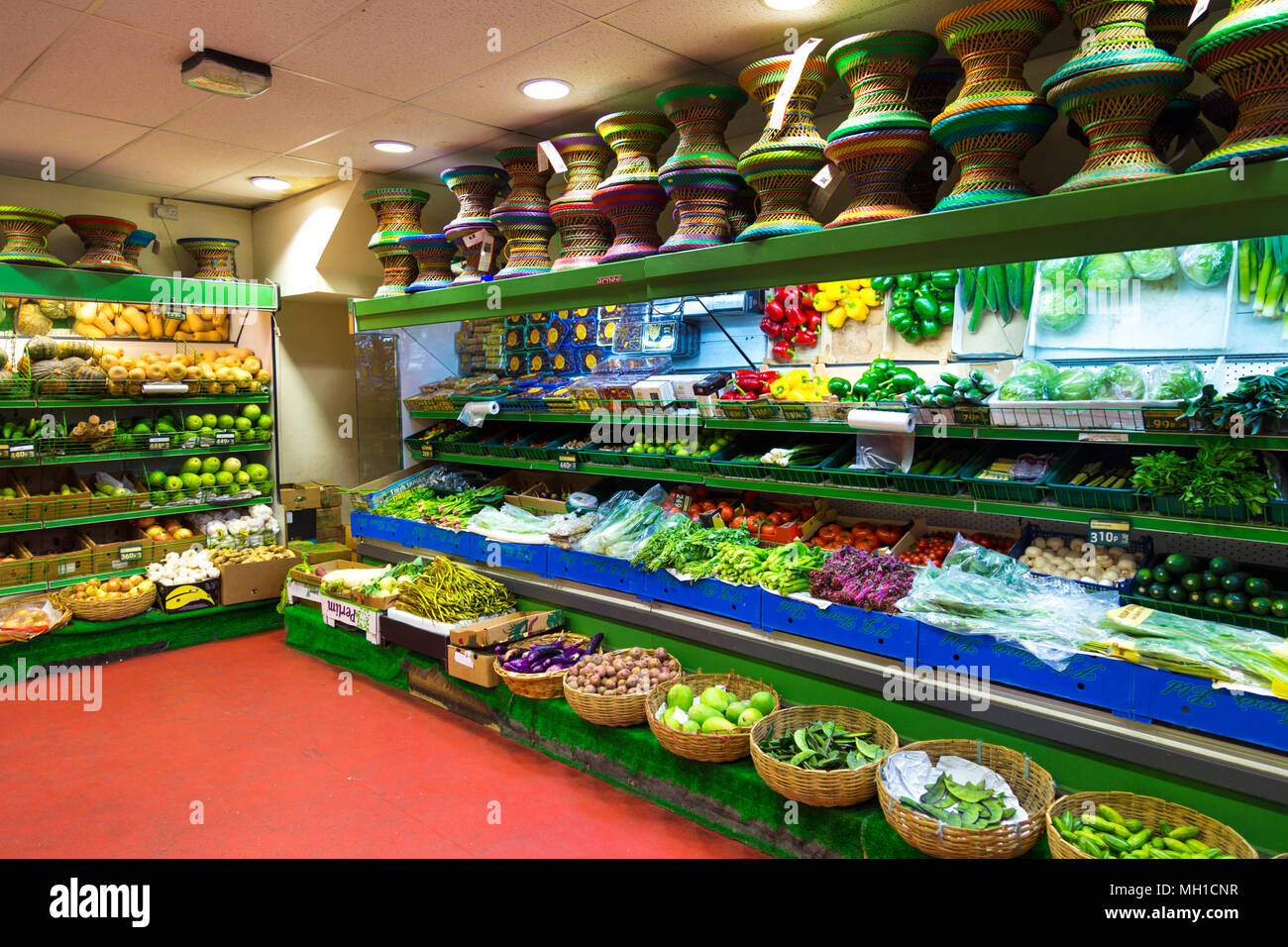Interior de un supermercado oriental en Brick Lane, hogar de una gran comunidad de Bangladesh, Londres, Reino Unido. Foto de stock