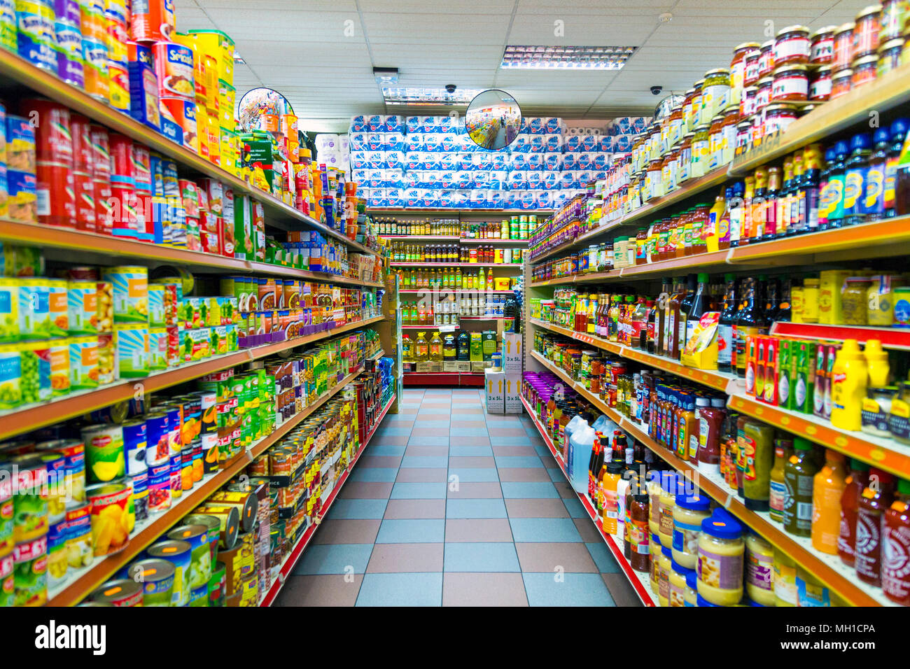 Interior de un supermercado oriental en Brick Lane, hogar de una gran comunidad de Bangladesh, Londres, Reino Unido. Foto de stock