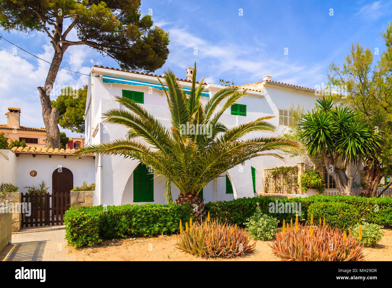 Casas Típicas En Una Pequeña Villa En La Costa De La Isla De Mallorca Cerca De Cala Ratjada 0756