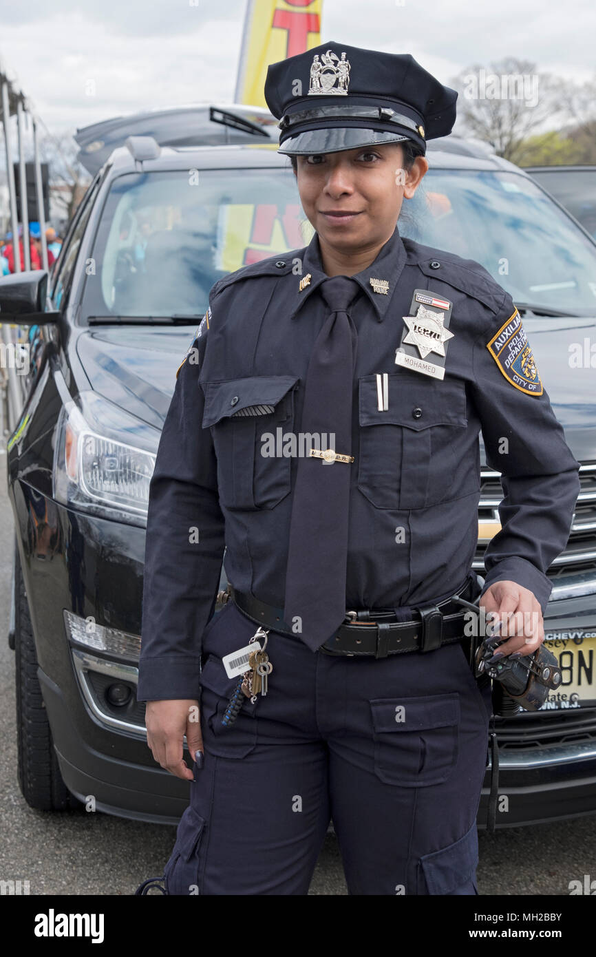 Una mujer policía auxiliar femenino en el Vaisakhi 5k run en el Victory  Field, Woodhaven, Queens, Nueva York Fotografía de stock - Alamy