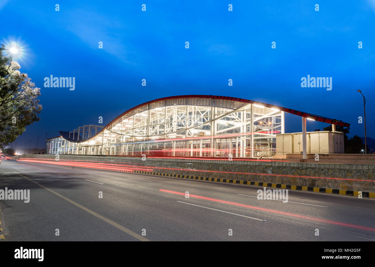 La estación de metro bellamente diseñados y su servicio de autobuses rápidos sirve las ciudades gemelas de Rawalpindi e Islamabad en Pakistán Foto de stock