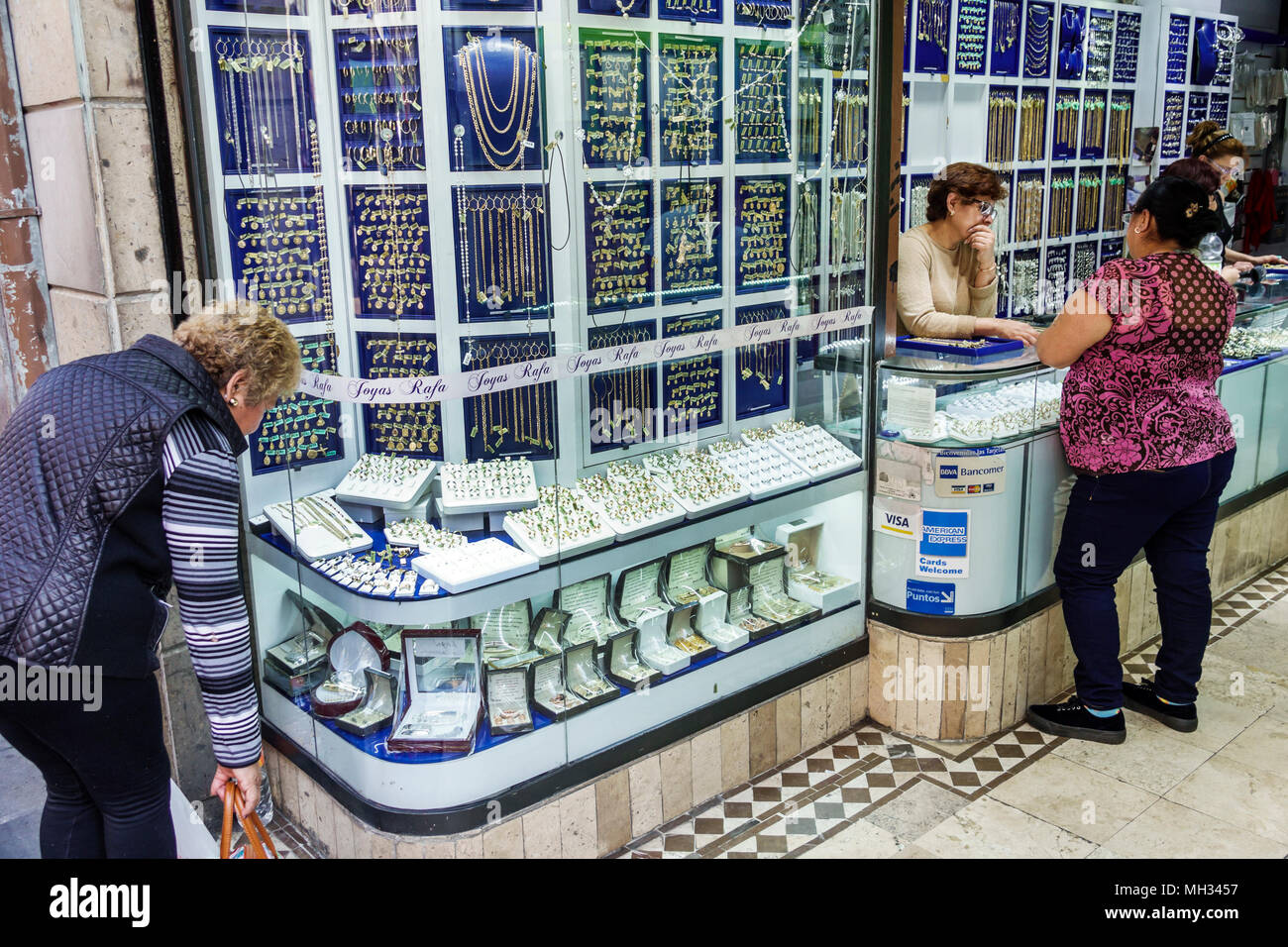 Ciudad de México, México, minoría étnica latina hispana, centro histórico, Avenida Francisco calle peatonal, Centro Joyero, centro joyas Fotografía de stock - Alamy