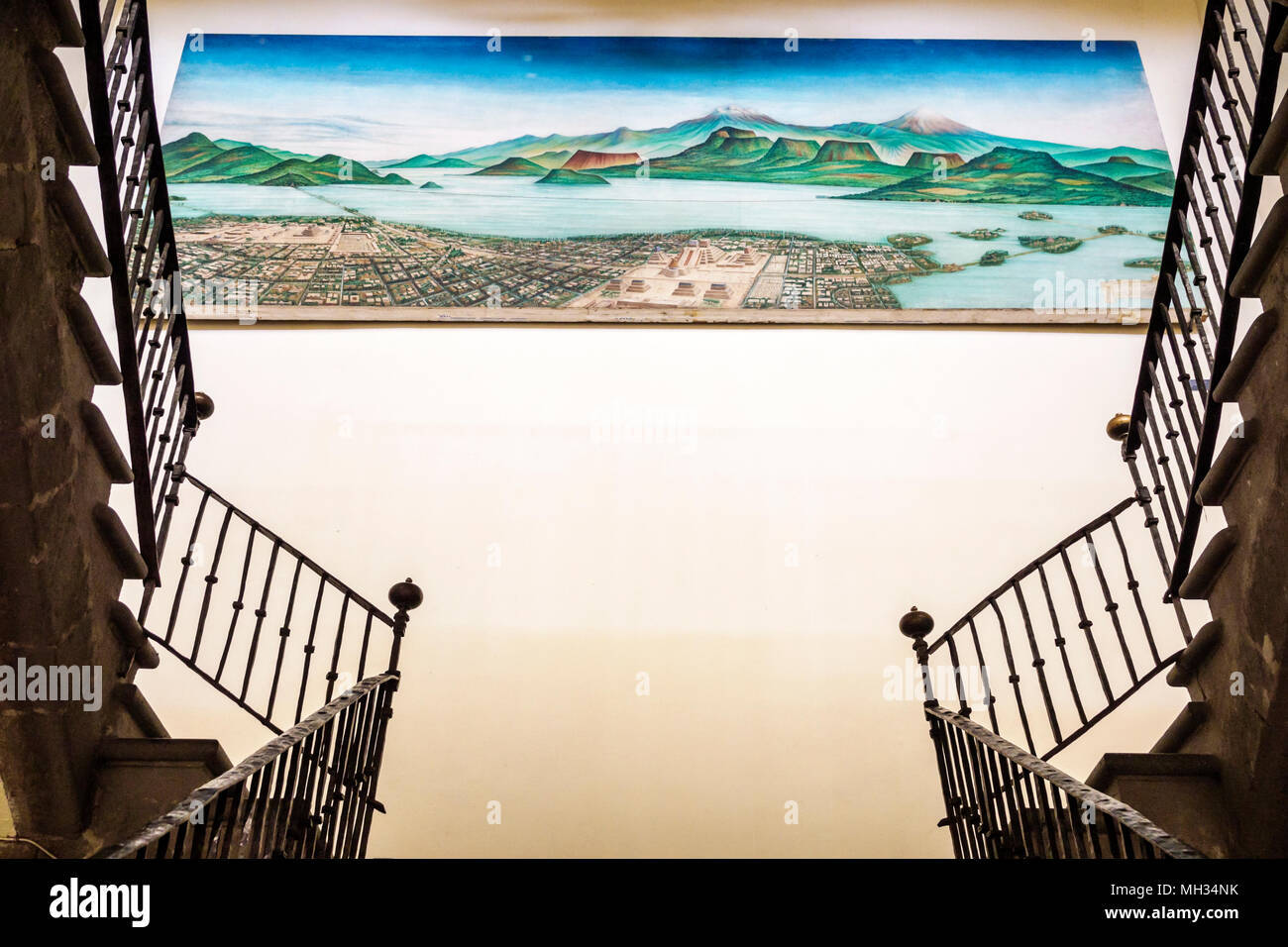 Ciudad DE MÉXICO,MEXICANO,HISPANICO,CENTRO HISTÓRICO,Museo de la Ciudad de México,escalera,barandilla,pintura,16th Siglo XVI Tenochtitlan panor Foto de stock
