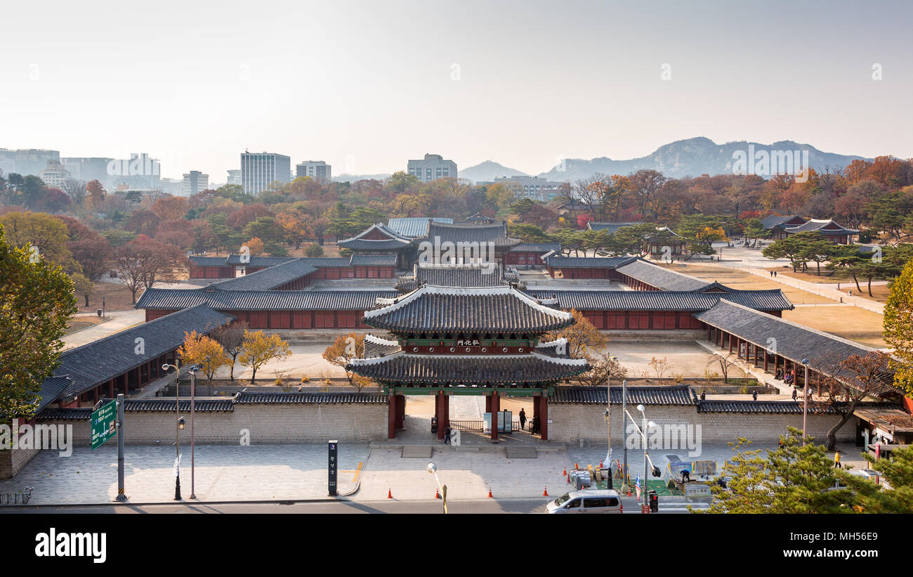 Otoño en Changgyeonggung Palace en la ciudad de Seúl Foto de stock