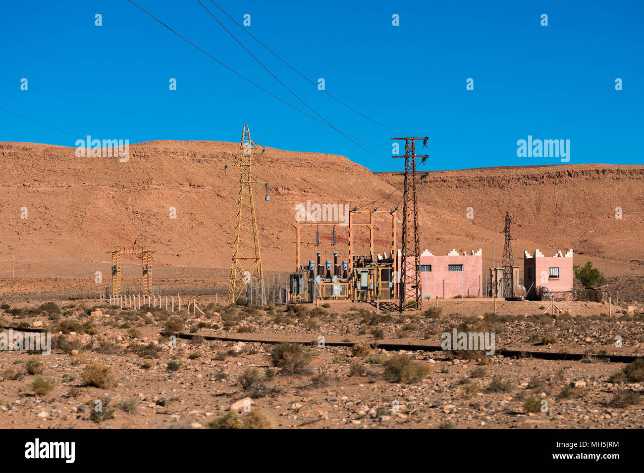 Línea de transmisión de alto voltaje de la electricidad en el desierto del Sáhara en Marruecos, África Foto de stock