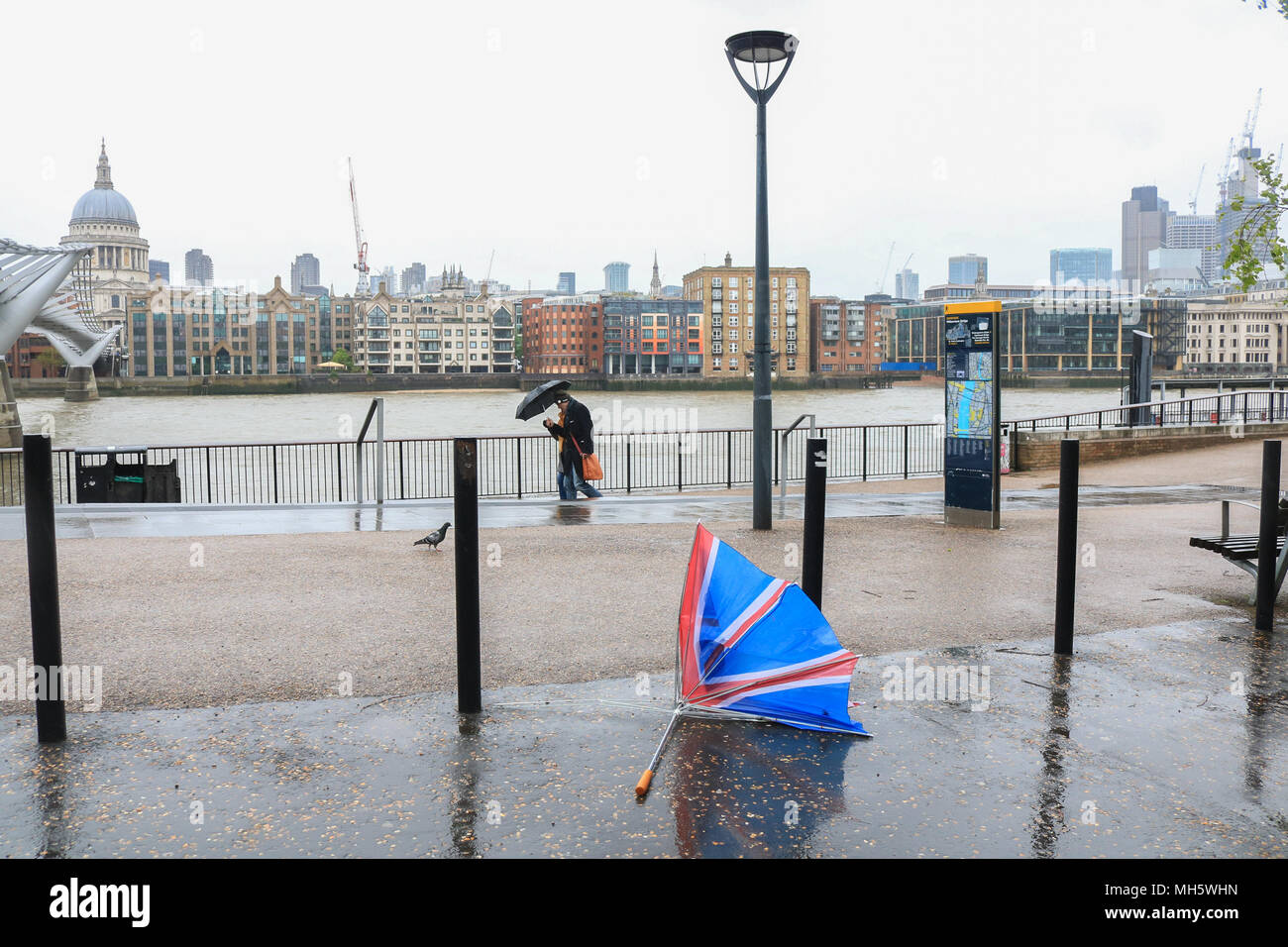 Londres, Reino Unido. El 30 de abril de 2018. Los peatones valiente el frío azota la lluvia y Gale vigor condiciones en Londres Riverside como las temperaturas descienden a 6 grados centígrados en la Capital Credit: amer ghazzal/Alamy Live News Foto de stock