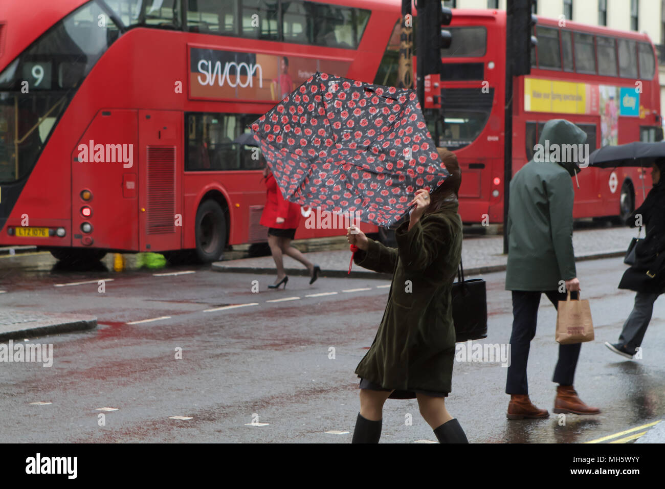 Londres, Reino Unido, 30 de abril de 2018,frío, húmedo y ventoso día en Londres como la previsión meteorológica es que quedan pendientes hasta el final de esta semana.Keith Larby Crédito/Alamy Live News Foto de stock