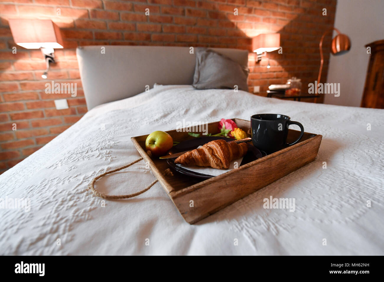 Ilustración - 16 de abril de 2018, Alemania, Berlín: una bandeja con el  desayuno se encuentra en la cama de un apartamento de alquiler Airbnb (la  imagen es un set-up). Airbnb es