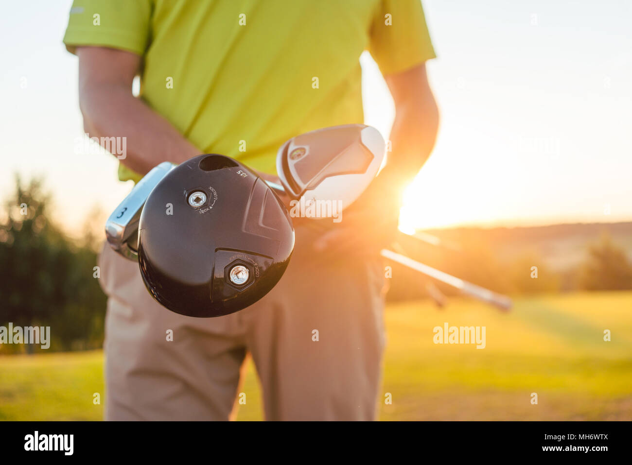 Close-up de las manos de un jugador profesional masculino sosteniendo los palos de golf Foto de stock