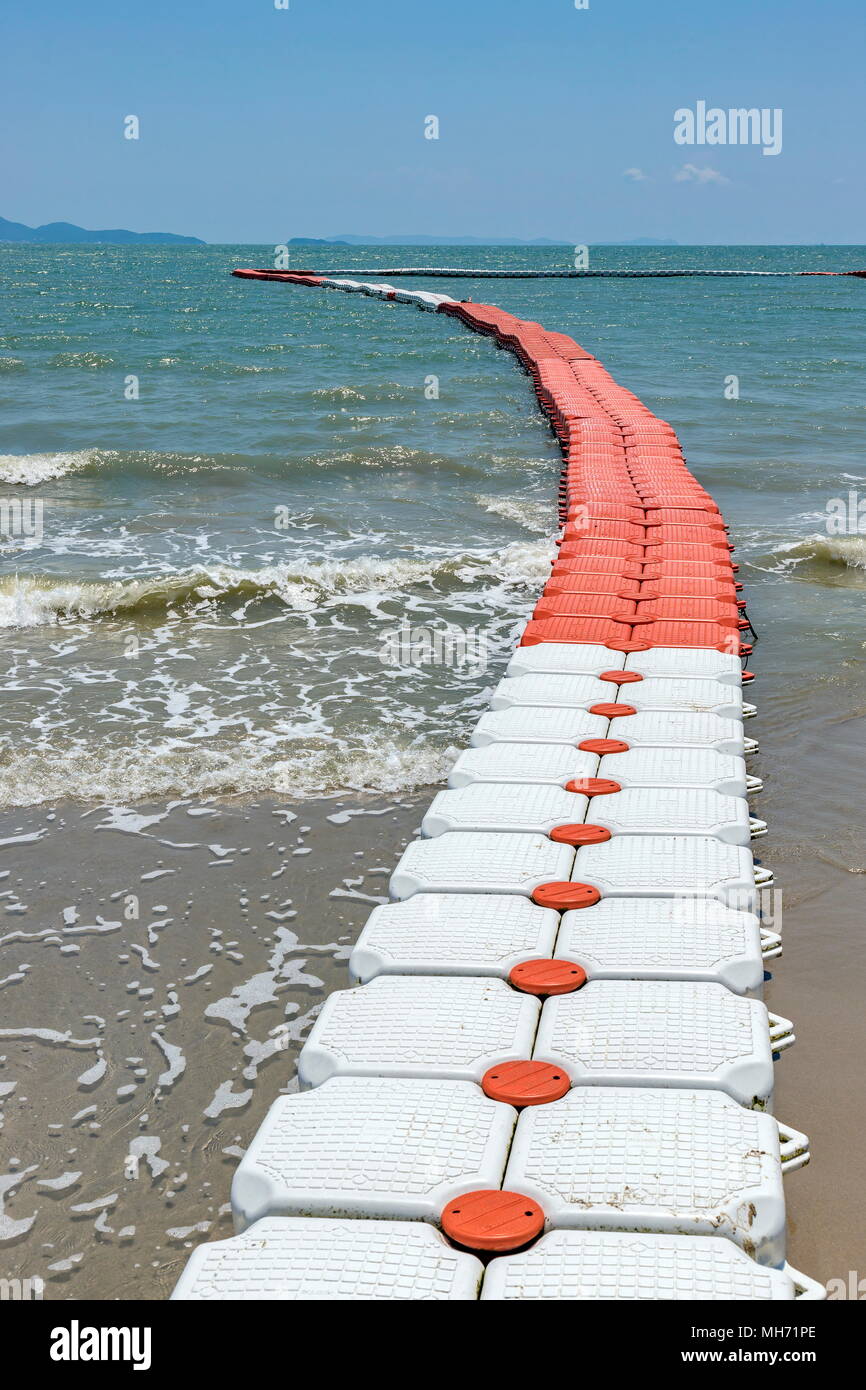 Dique flotante de plástico, plástico Pontoon cubos en el mar en día soleado Foto de stock