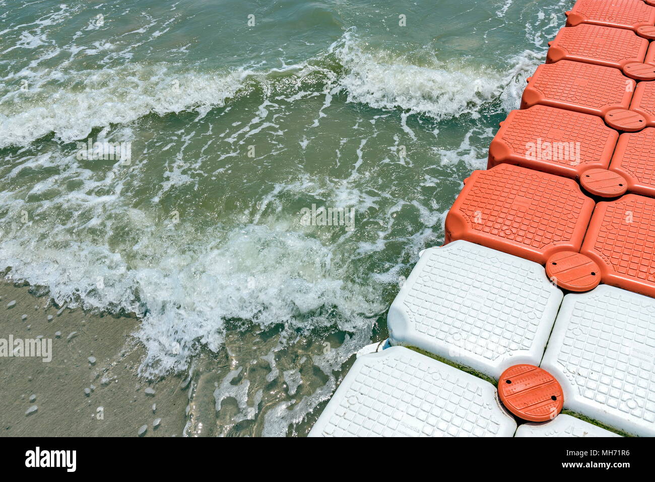Dique flotante de plástico, plástico Pontoon cubos en el mar en día soleado Foto de stock