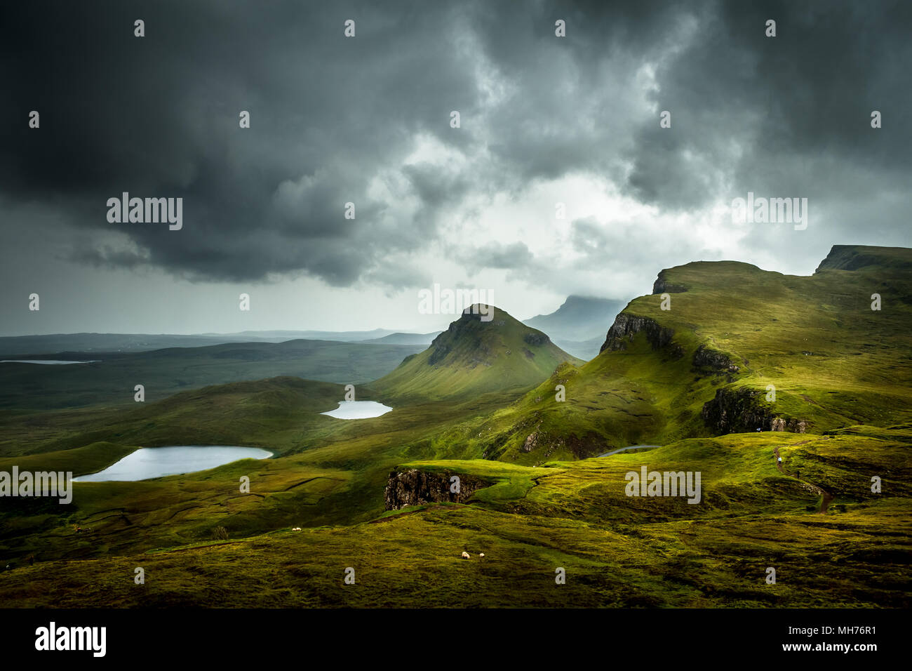 Vista panorámica del hermoso paisaje del Quiraing, Isla de Skye, Escocia desde arriba con vistas al valle y las colinas en el fondo y dramático Foto de stock