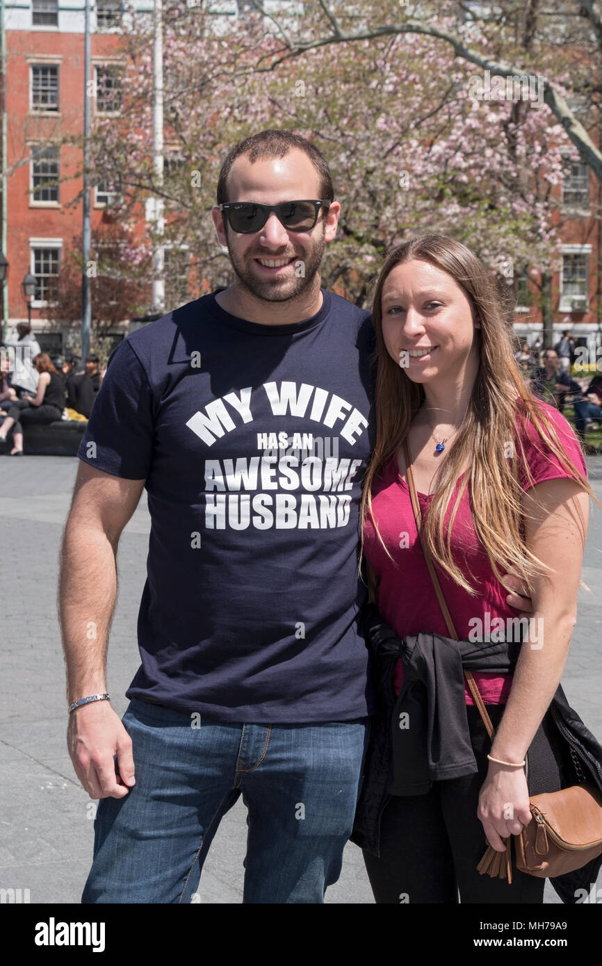 Una pareja francesa posar para una foto con el marido llevaba una camiseta proclamando lo maravilloso que es. En Greenwich Village, Nueva York. Foto de stock