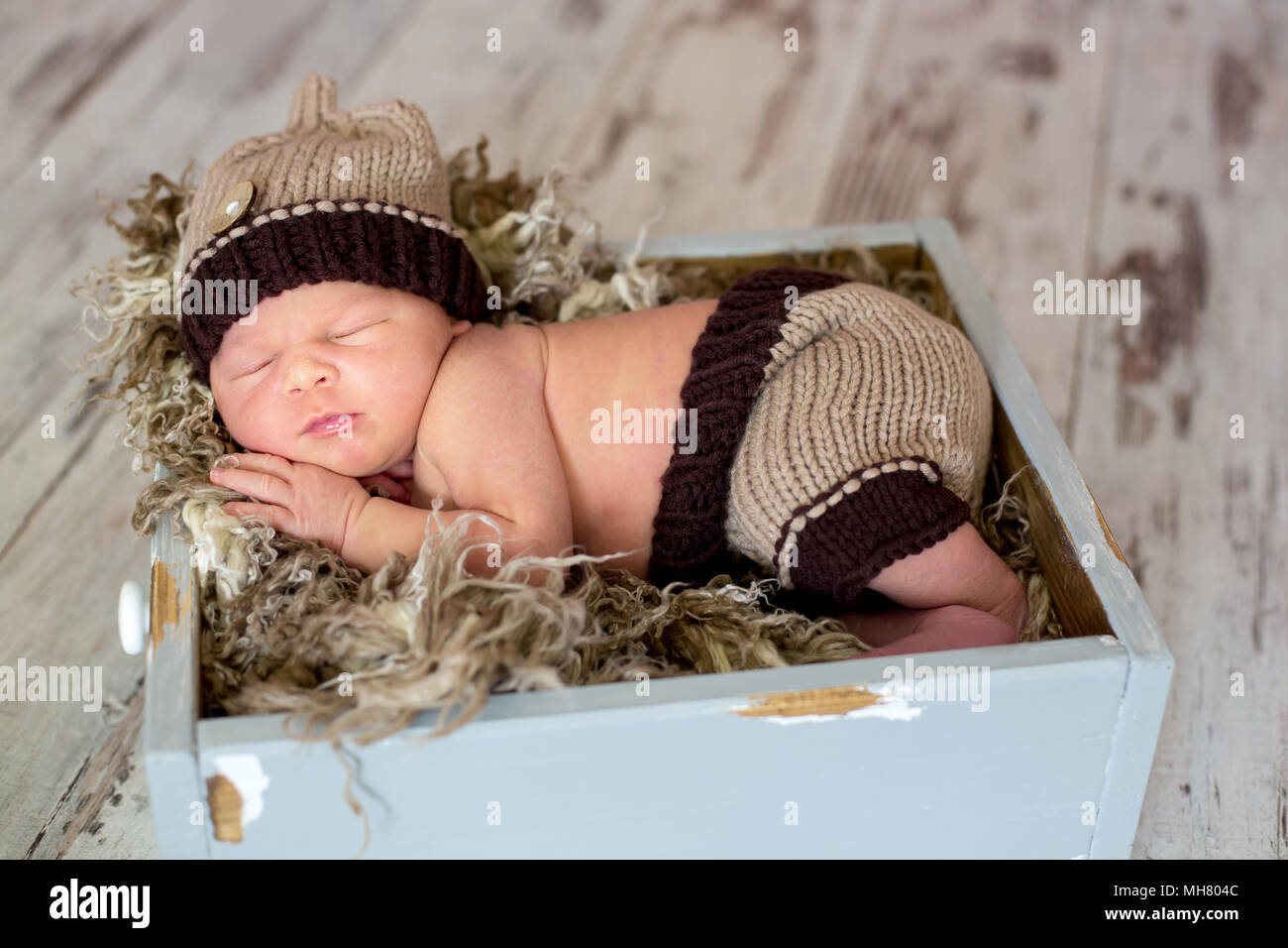 Bebé recién nacido niño, durmiendo tranquilamente en el canasto Fotografía  de stock - Alamy
