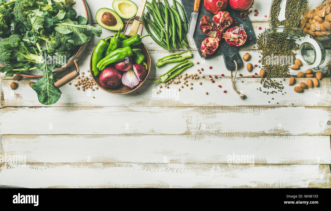 Ingredientes para cocinar comida vegetariana de invierno sobre fondo blanco de madera Foto de stock