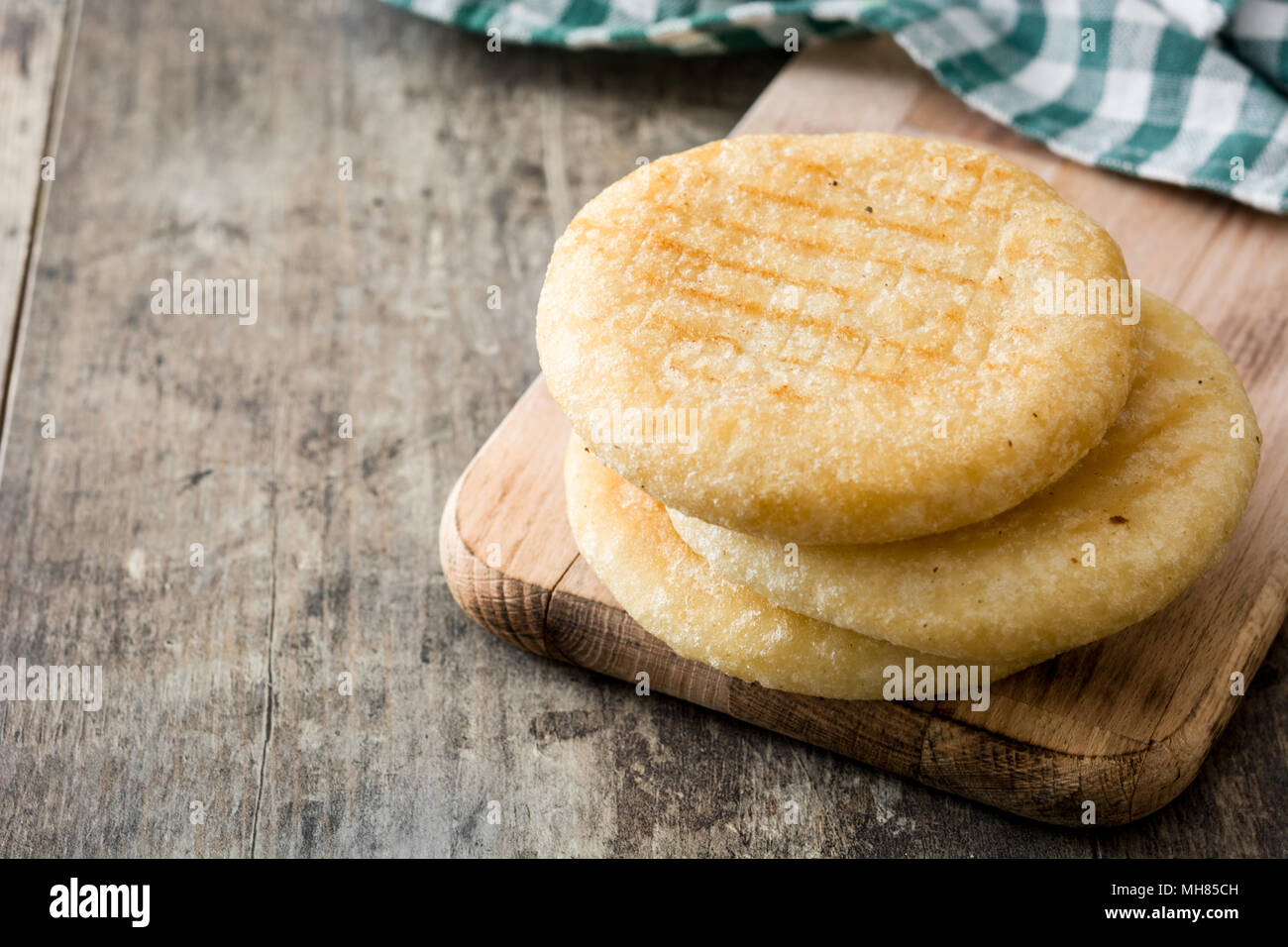 Las arepas sobre mesa de madera. Comida típica de Venezuela Foto de stock