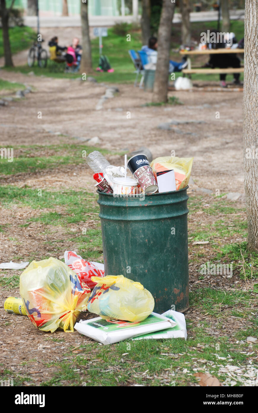 Bote de basura lleno Fotografía de stock - Alamy