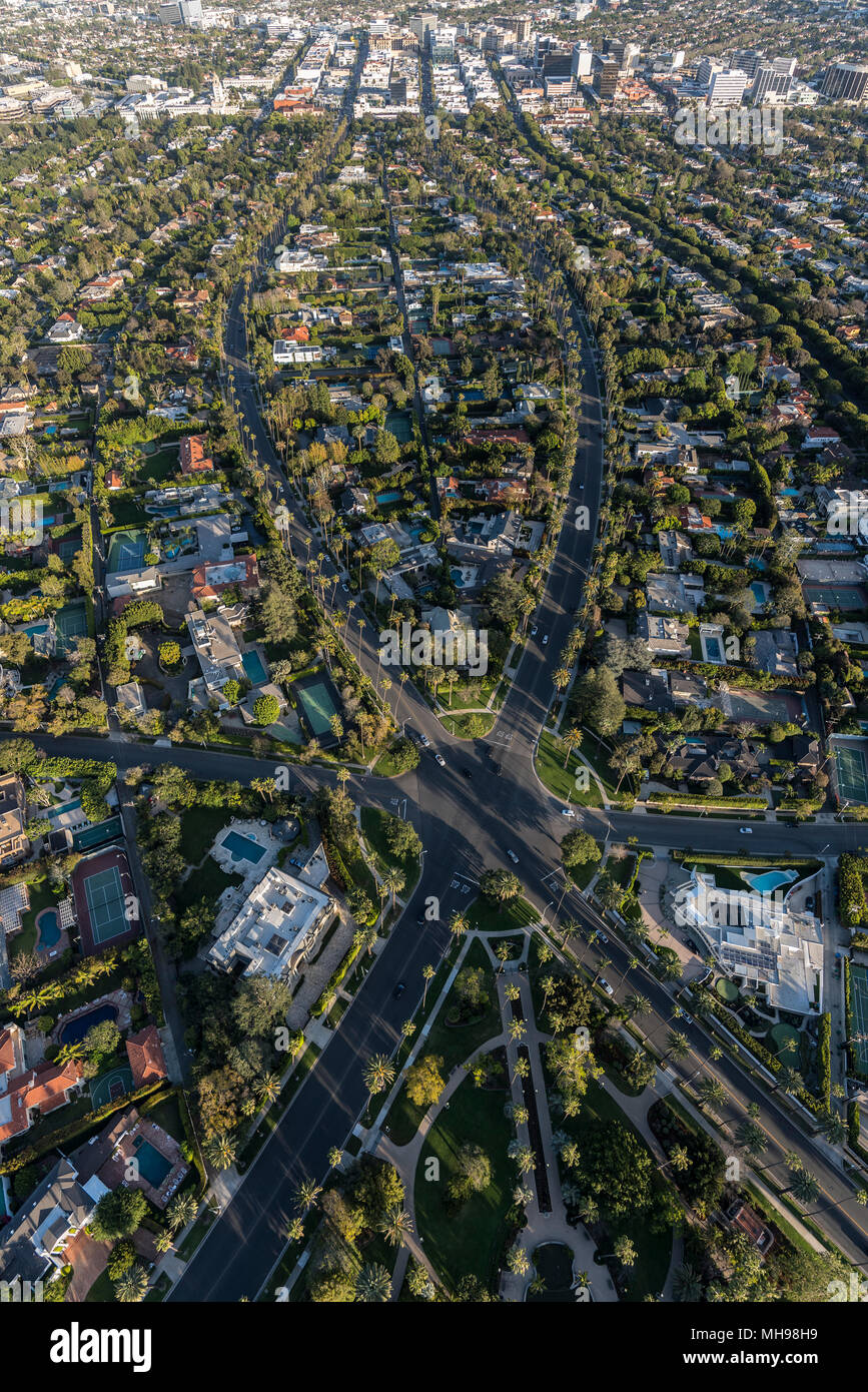 Vista aérea vertical de seis vías en la intersección N de Beverly Drive y N Unidad de Canon y Lomitas Ave en Beverly Hills, California. Foto de stock