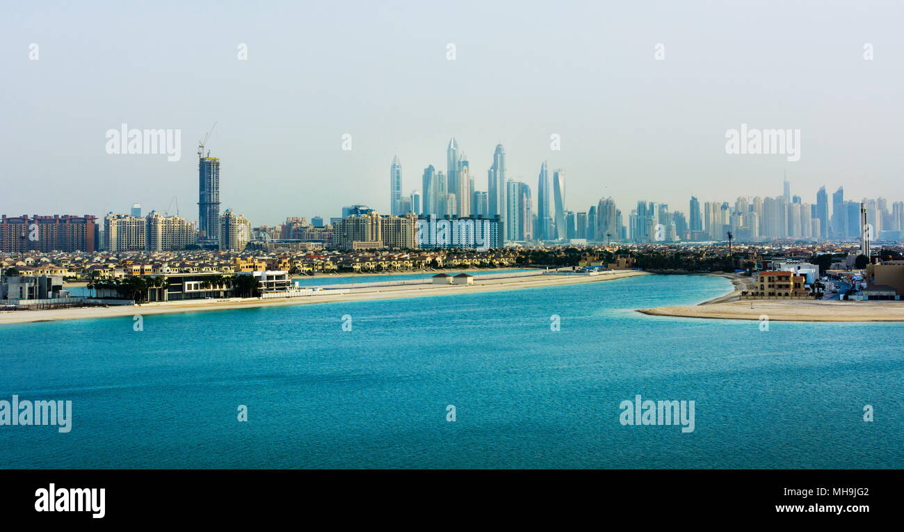 Panorama de Dubai Marina desde la Palm Jumeirah island en un día brumoso Foto de stock