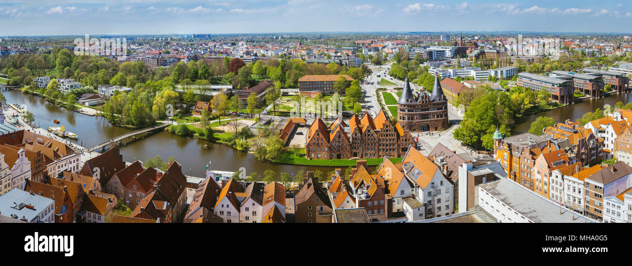 Vista panorámica de la puerta de Holsten en Luebeck, antiguo edificio de ladrillos y el río. Vista aérea Foto de stock