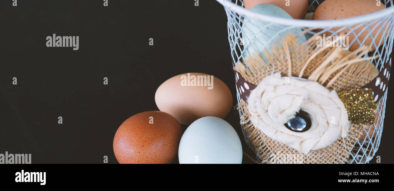Los huevos para el desayuno ingrediente natural sobre fondo negro. Foto de stock