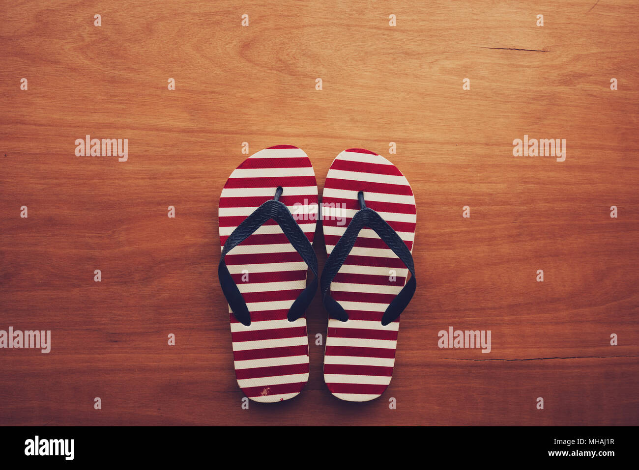 Sandalias de playa chanclas sobre fondo de madera con copia espacio para  mensajes de texto para vacaciones de verano Fotografía de stock - Alamy