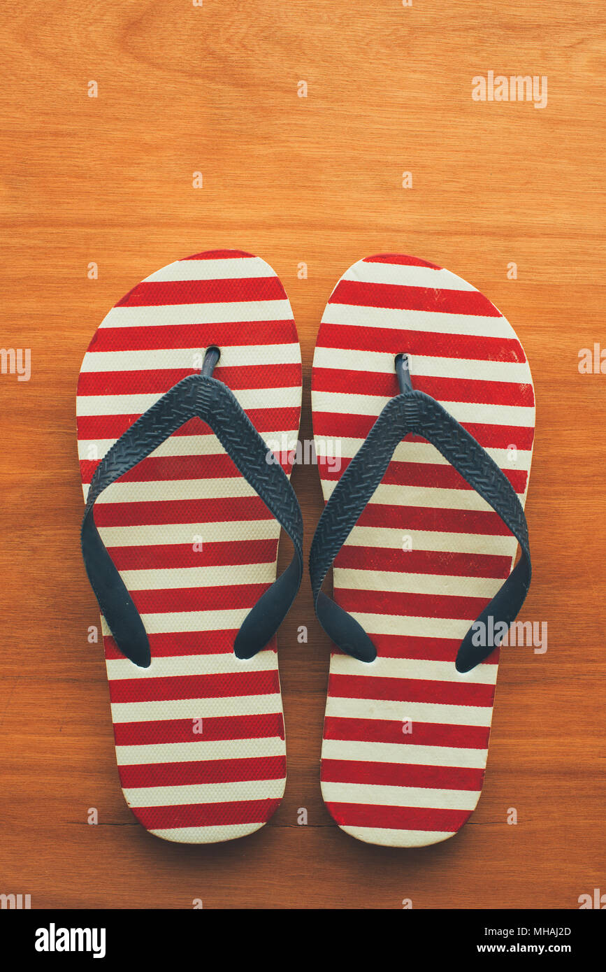 Sandalias de playa chanclas sobre fondo de madera con copia espacio para  mensajes de texto para vacaciones de verano Fotografía de stock - Alamy