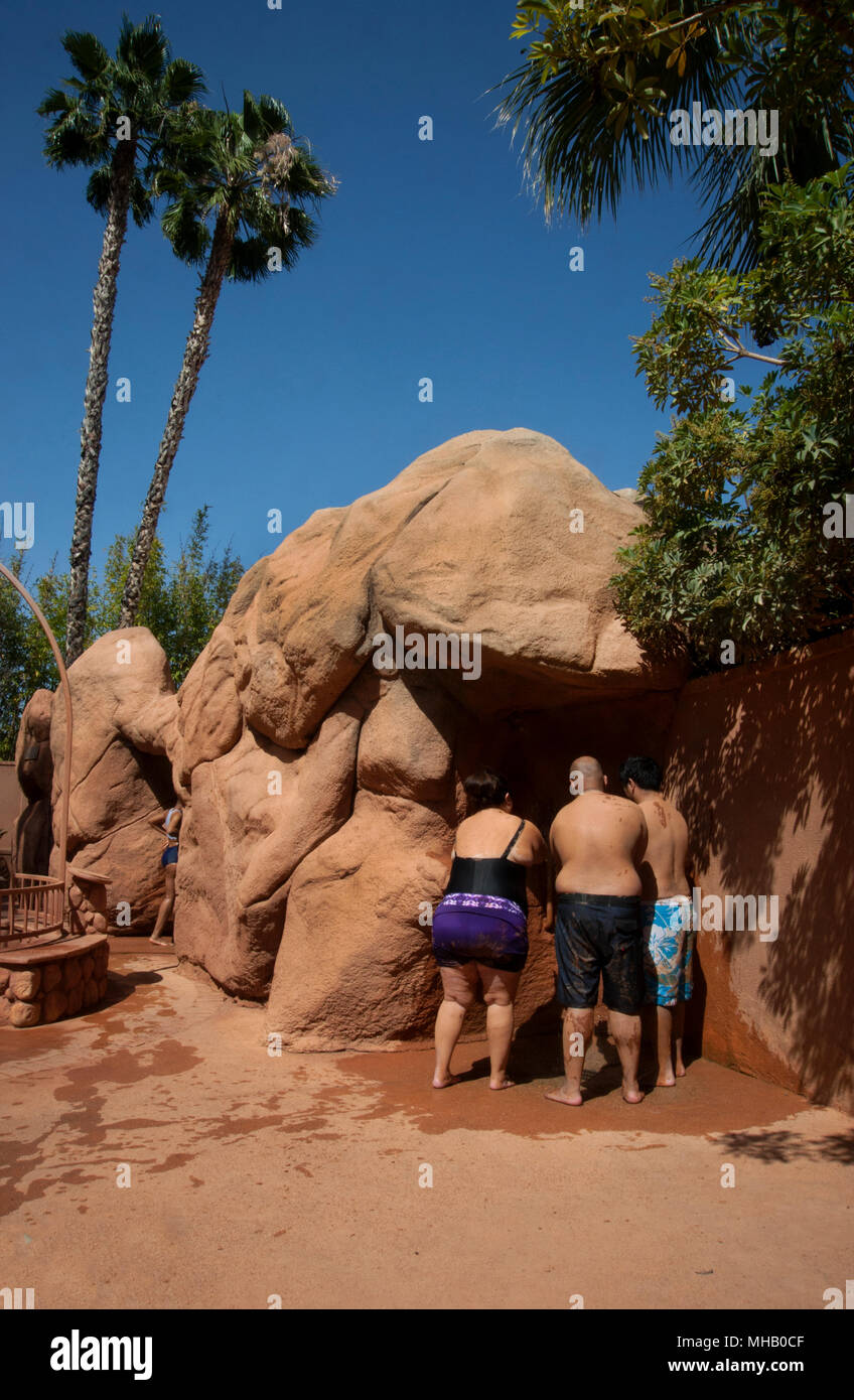 La gente aclarándolo lodo después de disfrutar de los baños de lodo en Glen Ivy Hot Springs, un día de spa en el sur de California Foto de stock