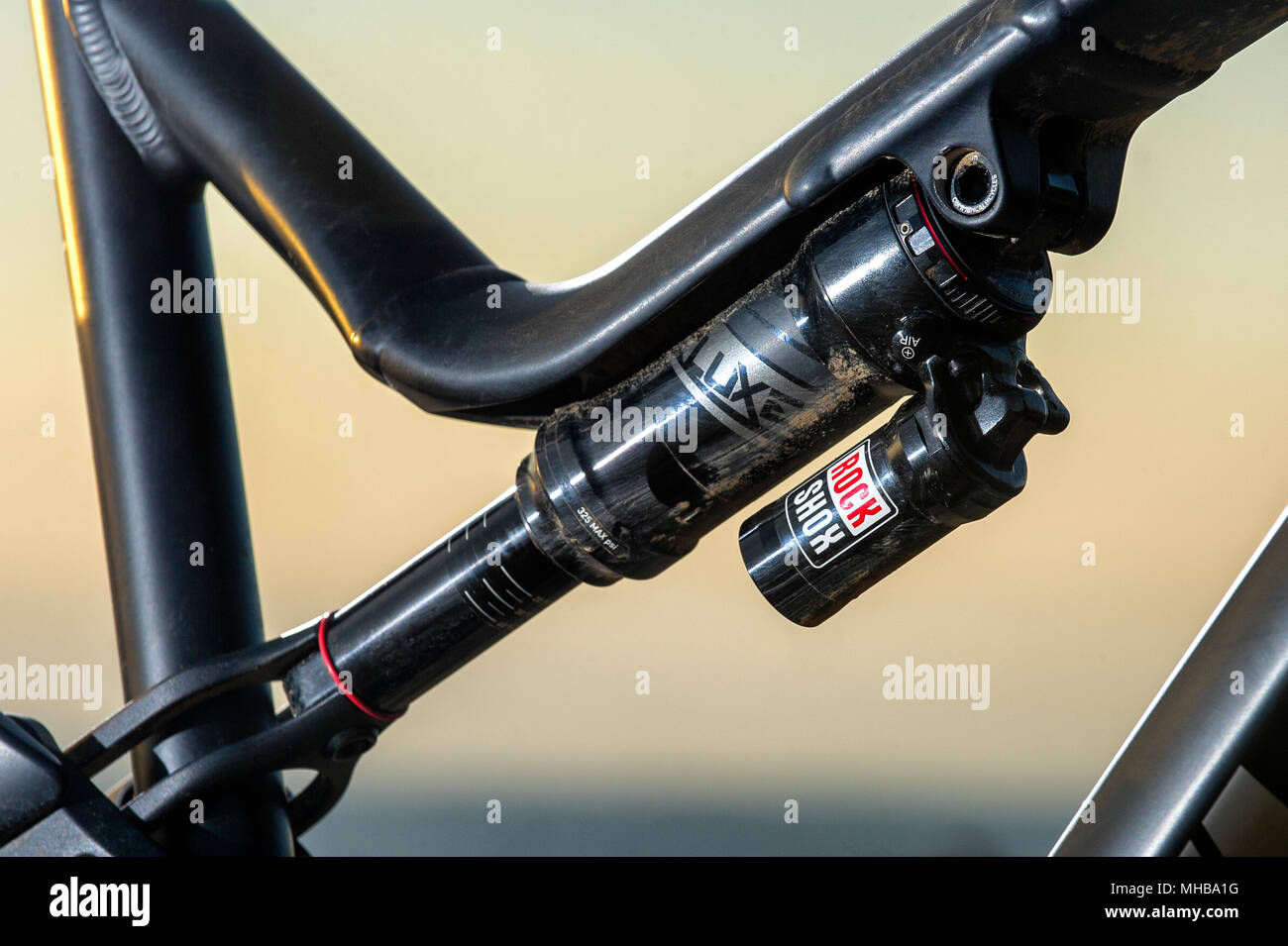 Una bicicleta de monta a del amortiguador de la suspensi n trasera