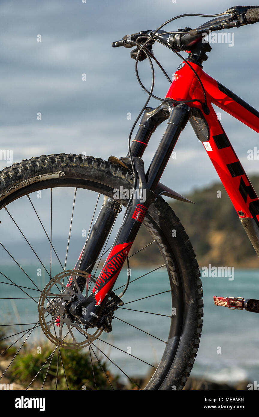 Bicicleta de montaña horquilla de suspensión delantera y frenos de disco  Fotografía de stock - Alamy
