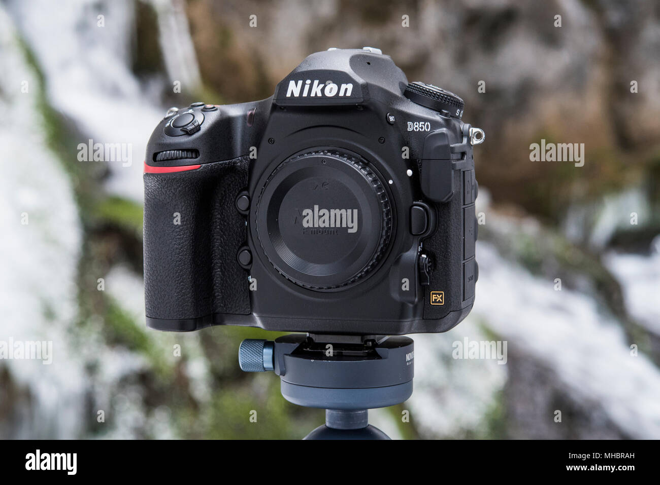 Nikon D850, la cámara sobre un trípode Foto de stock