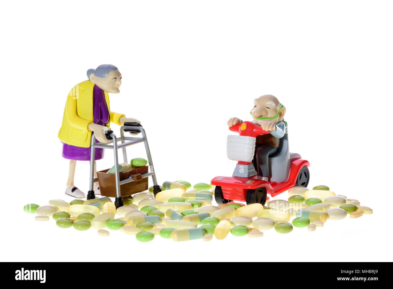 Las cifras, los ancianos con silla de ruedas y walker entre diferentes pastillas, símbolo, fondo blanco. Foto de stock