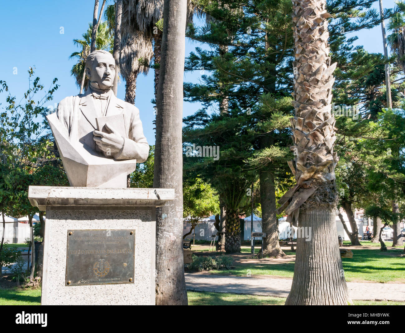 Busto de Diego Palazuelos, Plaza de Armas, la plaza central, la vinícola Santa Cruz, Valle de Colchagua, Chile, Sudamérica de stock - Alamy