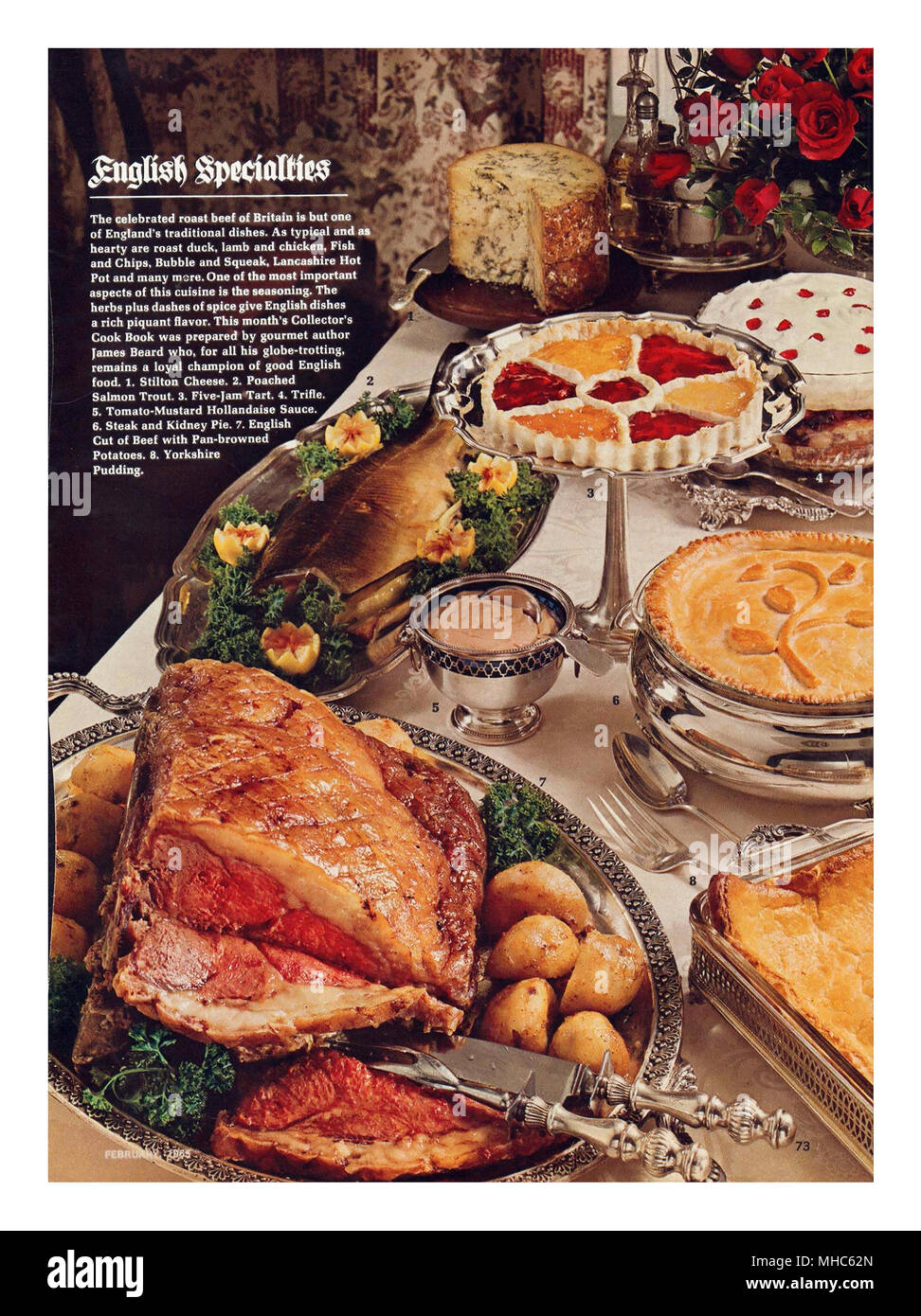 Fiesta de lujo británica de los años 60 entretiene 'especialidades inglesas' carne asada con Mesa de banquete completa de otros alimentos, incluyendo pastel de carne de salmón Queso Stilton y postres Foto de stock