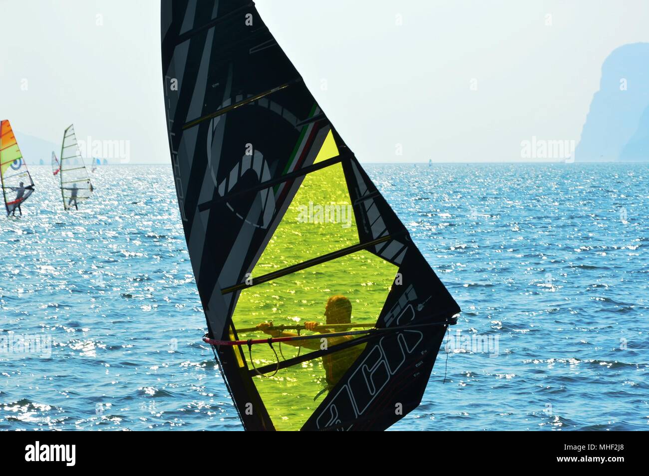 Windsurf en el lago de Garda Foto de stock