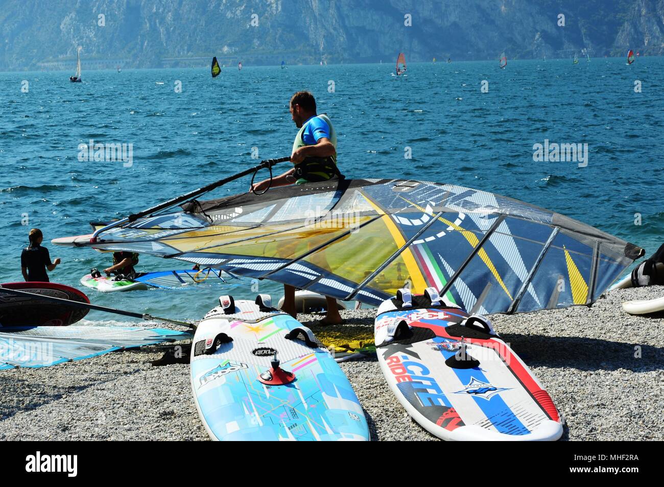 Windsurf en el lago de Garda Foto de stock