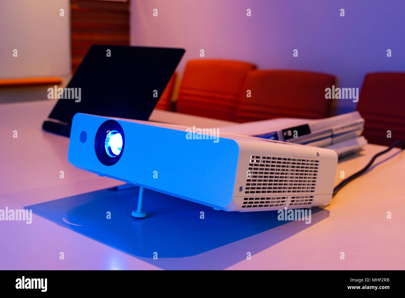 Proyector conectado a un ordenador portátil para su presentación en una  sala de reuniones Fotografía de stock - Alamy