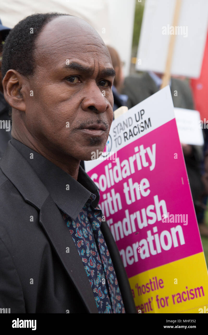 Londres, Reino Unido el 30 de abril de 2018, Harold Legister quien ha sido afectado por el escándalo windrush protestas pidiendo una amnistía para los afectados. Foto de stock