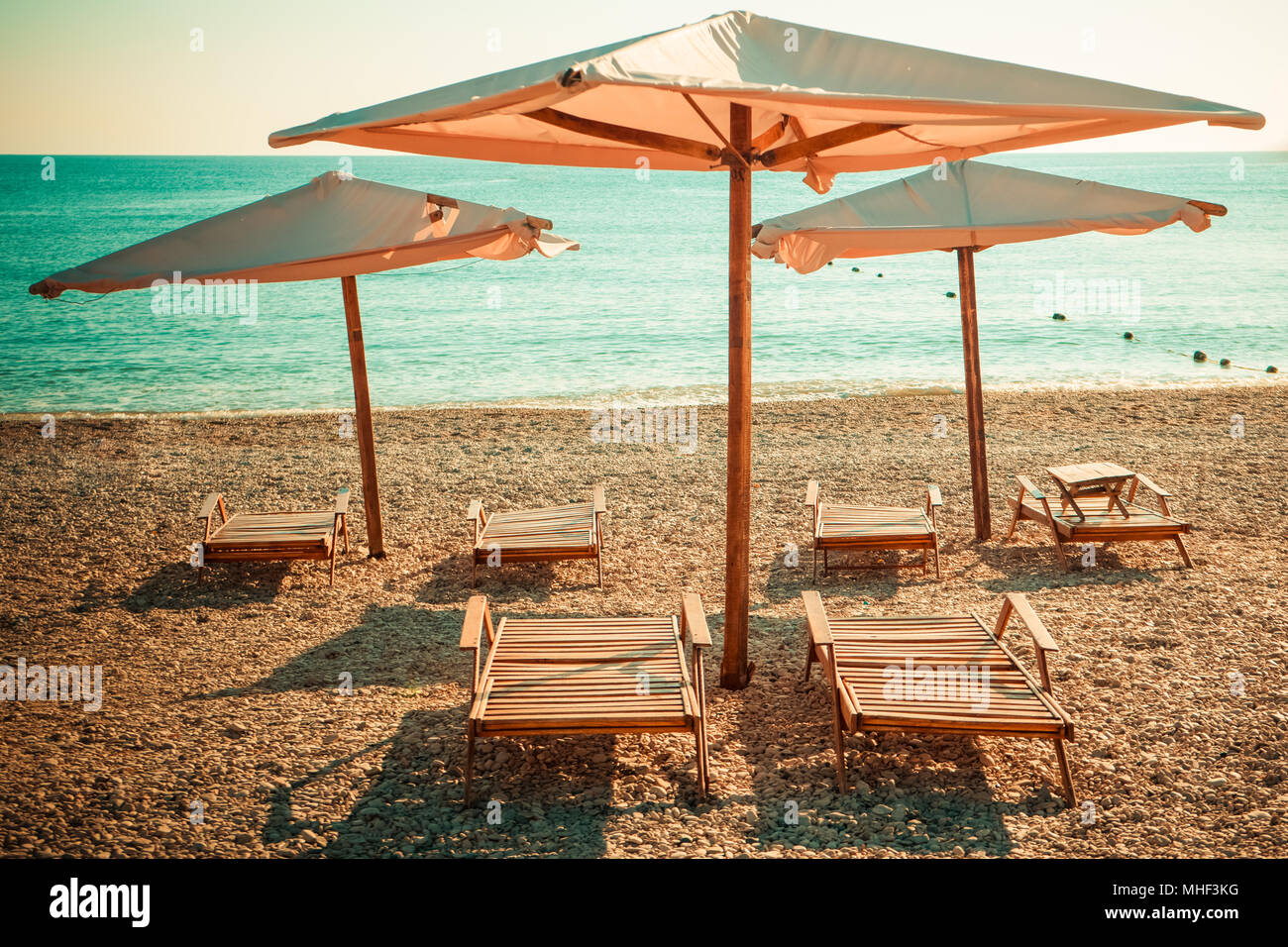 Sombrillas y reposeras de playa en la costa del mar Fotografía de stock -  Alamy