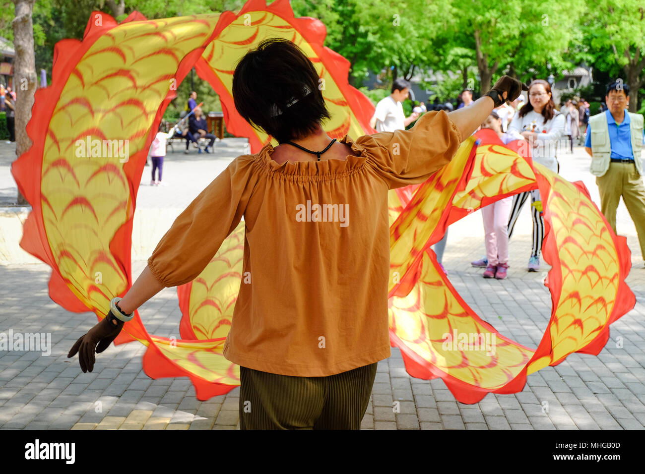 BEIJING, CHINA - 30 de abril de 2018: seda china tradicional danza en un parque. Taoranting Park es un gran parque de la ciudad situado en Xicheng District en el sou Foto de stock