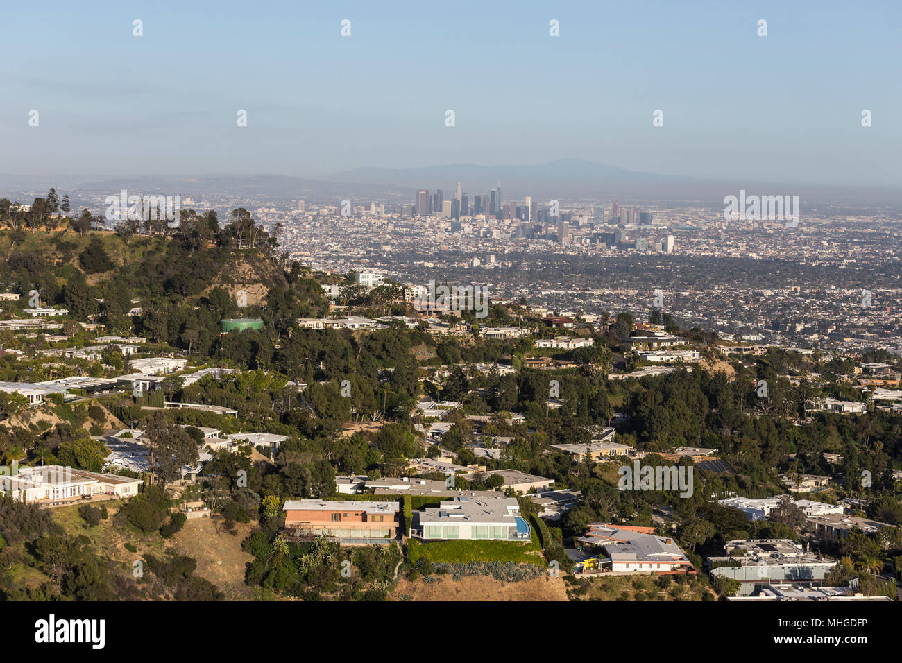 Vista aérea de Hollywood Hills, hogares con el centro de Los Angeles, California en el fondo. Foto de stock