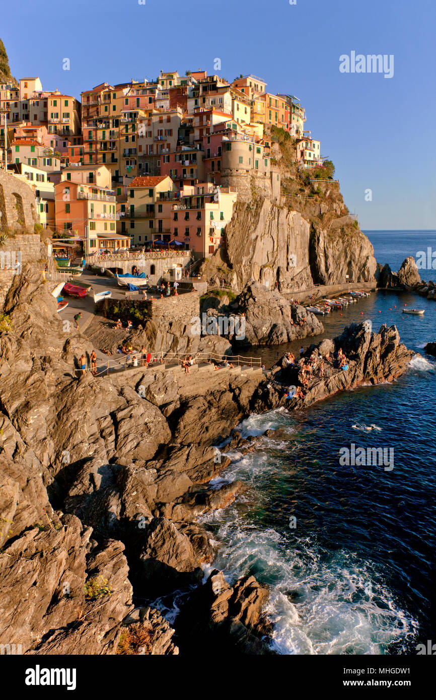 Aldea Manarola, Cinque Terre, Liguria, Italia Foto de stock