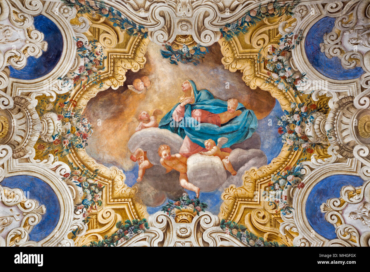 PARMA, Italia - 16 de abril de 2018: El techo de la Asumption freso de la Virgen María en la iglesia Chiesa di Santa Croce de Giovanni Maria Conti della Camera Foto de stock