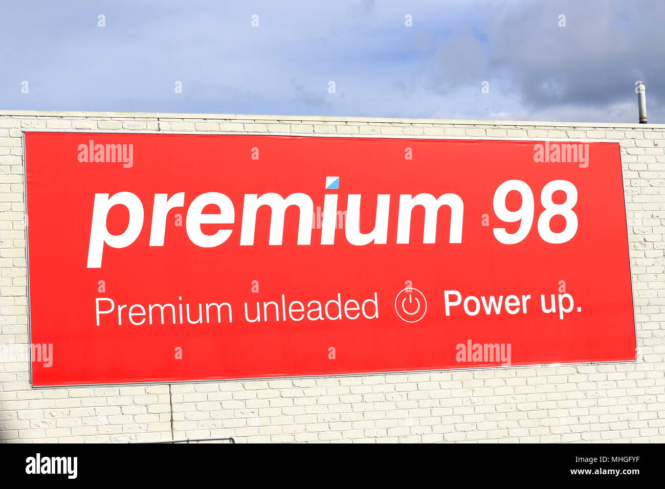 98 gasolina Premium cartel en la gasolinera local en Melbourne Australia Foto de stock