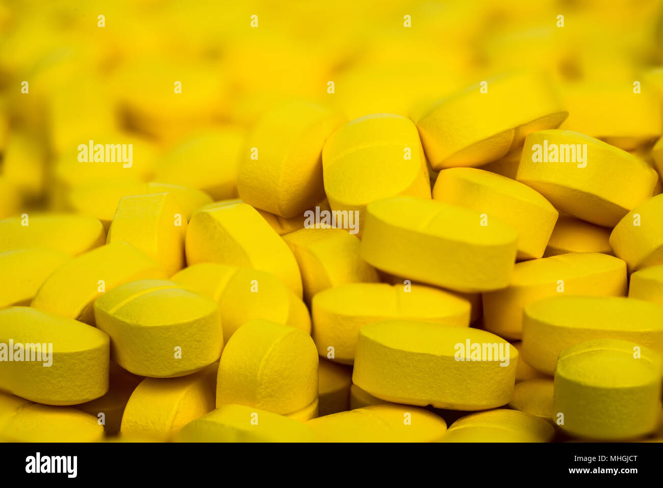 El enfoque selectivo sobre el montón de comprimidos amarillos pastillas . Ibuprofeno tabletas de pastillas. Medicamento analgésico para el dolor de cabeza, fiebre alta y anti inflamar. Farmacéuticod Foto de stock