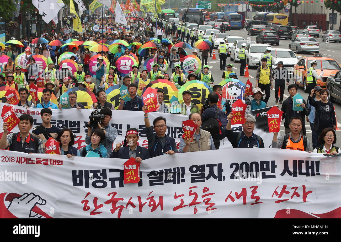 Seúl, Corea del Sur. Desde el 01 de mayo, 2018. Rally marcando el Día del  Trabajo, miembros de la Confederación Coreana de Sindicatos, un grupo  paraguas de trabajo, participar en una marcha