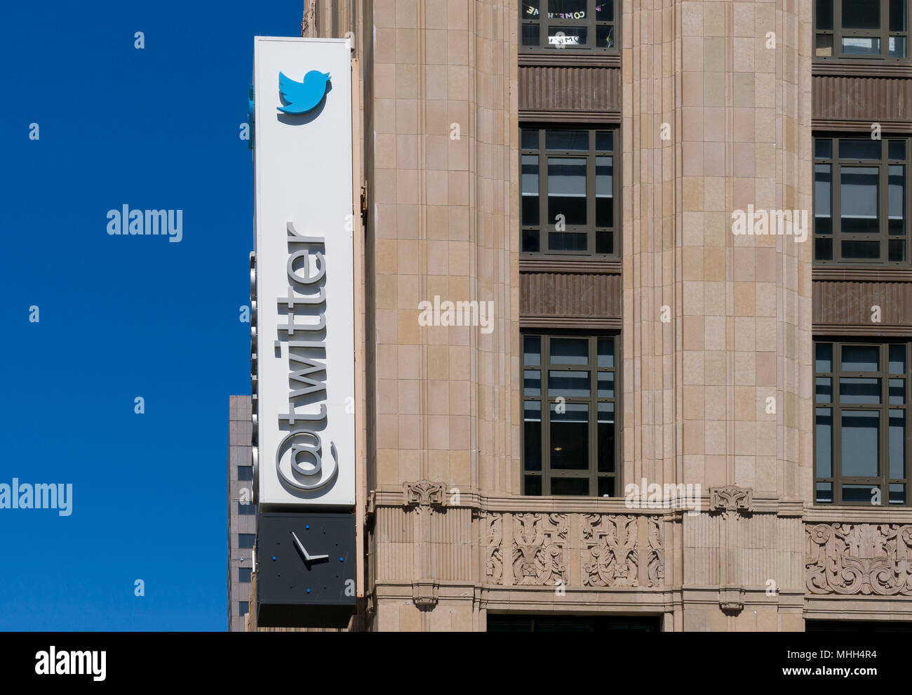 SAN FRANCISCO, CA/USA - Julio 30, 2017: Twitter World Headquarters firmar y logotipo. Twitter es una red social y de noticias en línea de servicio. Foto de stock