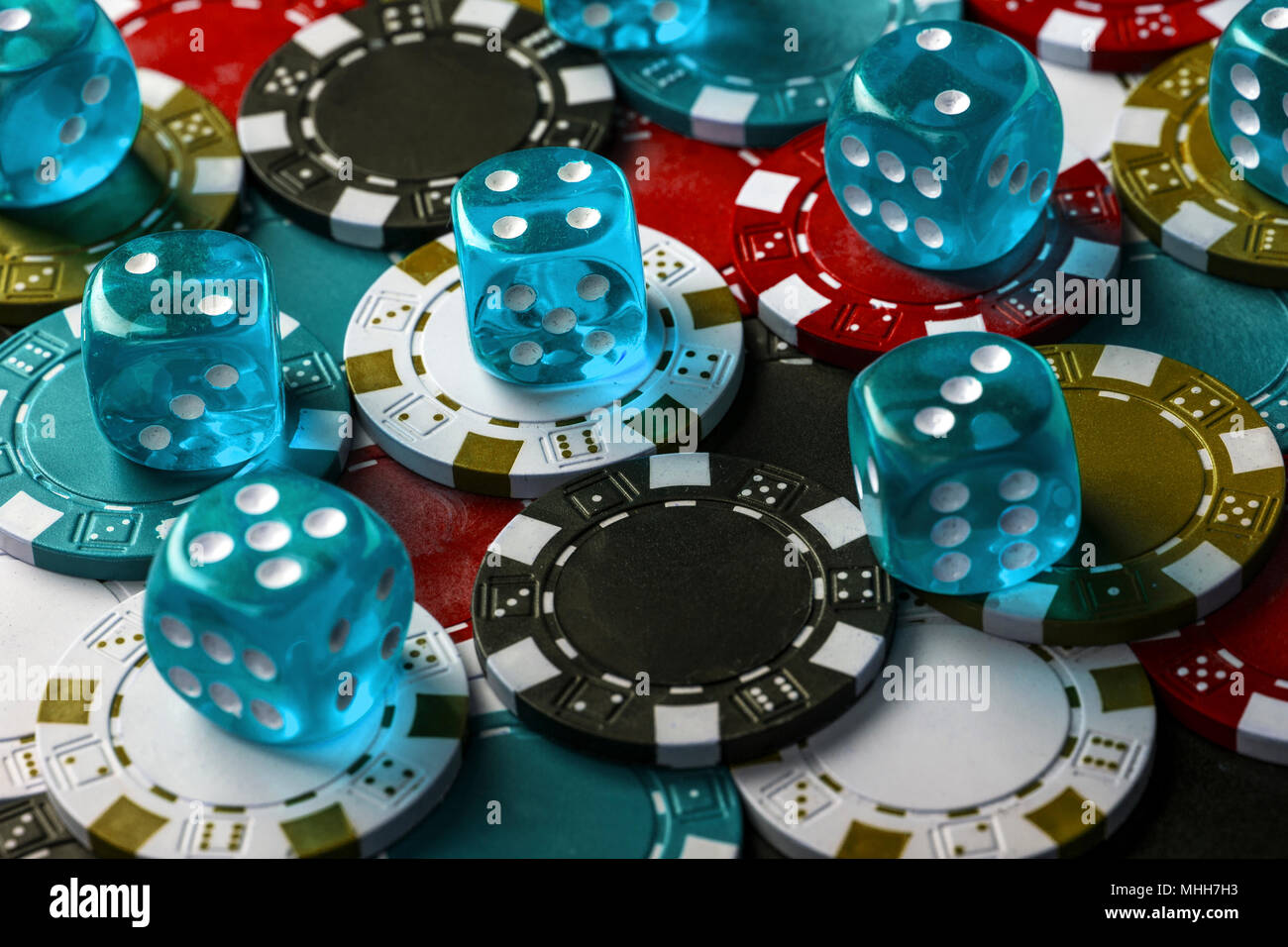 Fondo de coloridos dados falsos para jugar al poker Fotografía de stock -  Alamy