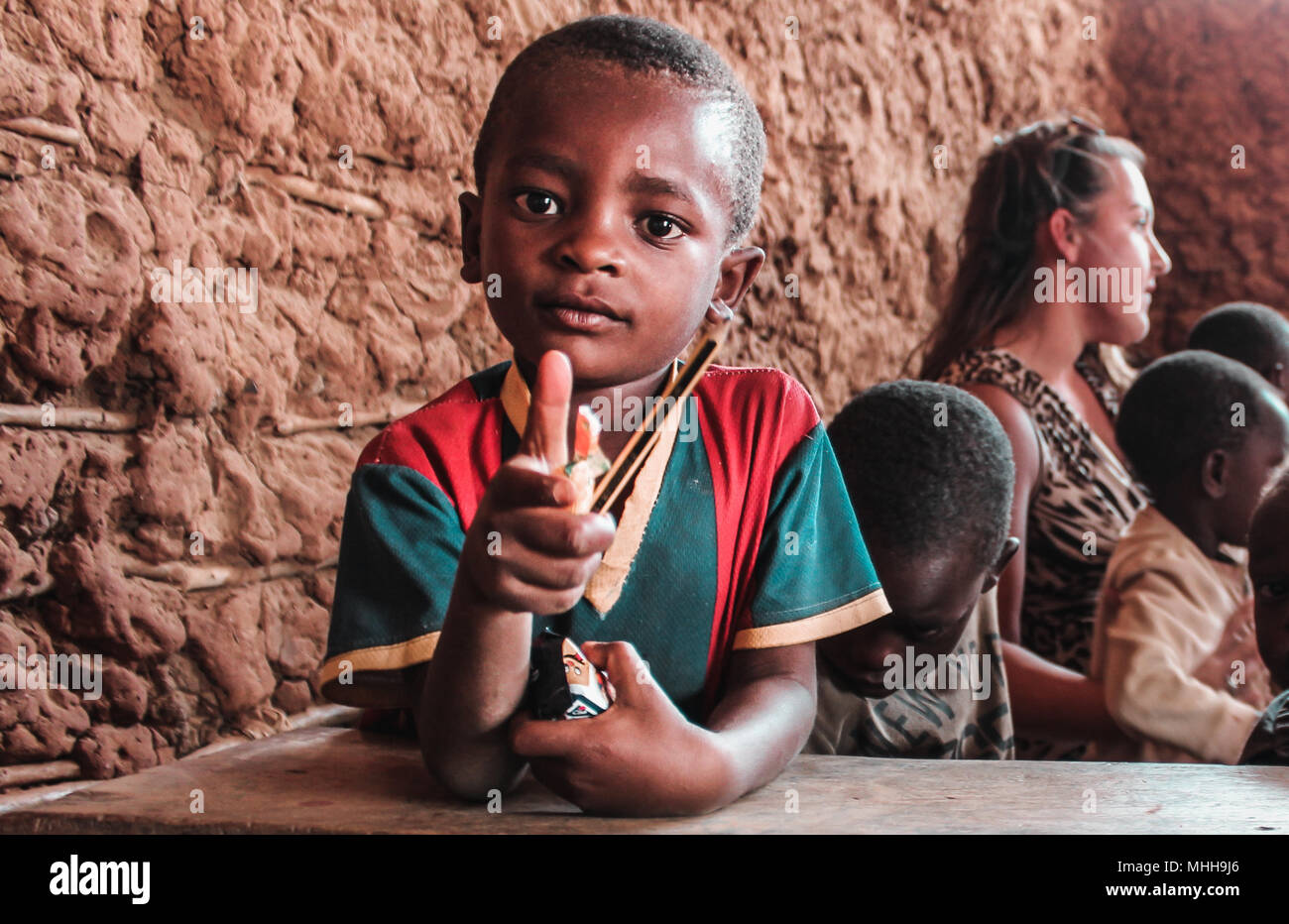 Bebé africanos imita una pistola Foto de stock