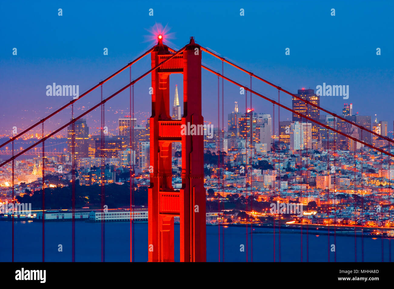 Puente Golden Gate y el centro de San Francisco. Foto de stock